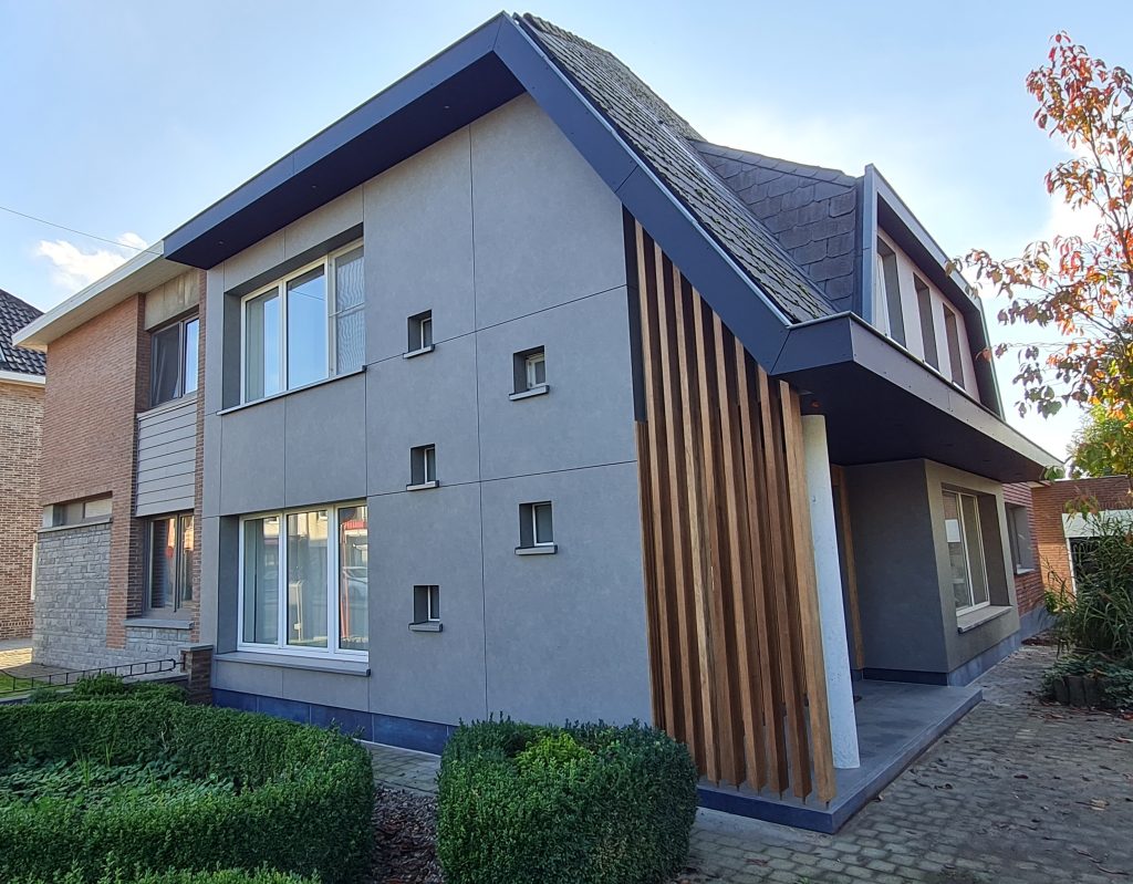 Woning met vernieuwde gevelbekleding en verzorgde buitenafwerking.