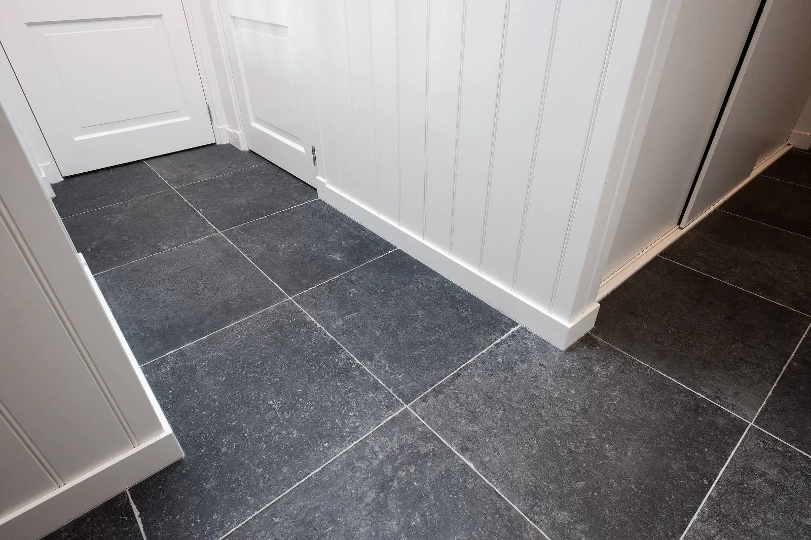 Renovatiewerken met vloerafwerking en nauwkeurige plaatsing.