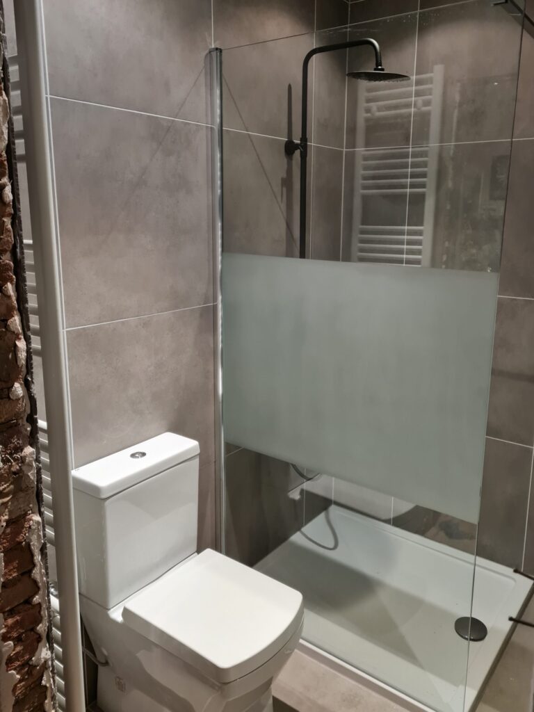Badkamer voor, tijdens en na 8.03