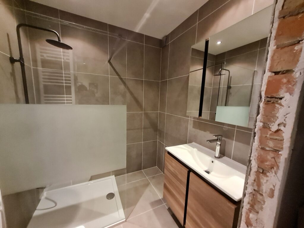 Badkamer voor, tijdens en na 8.06