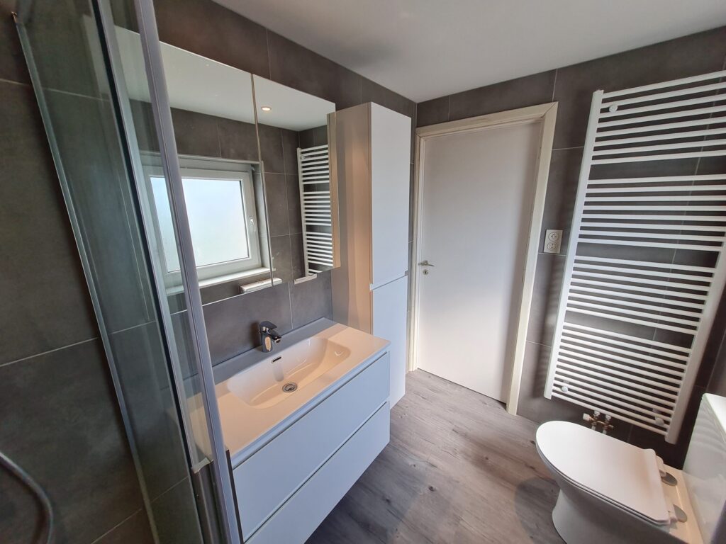 Badkamer voor, tijdens en na 6.07