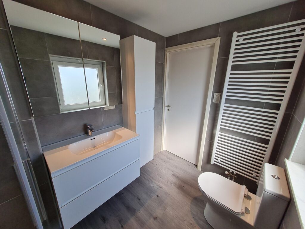 Badkamer voor, tijdens en na 6.08