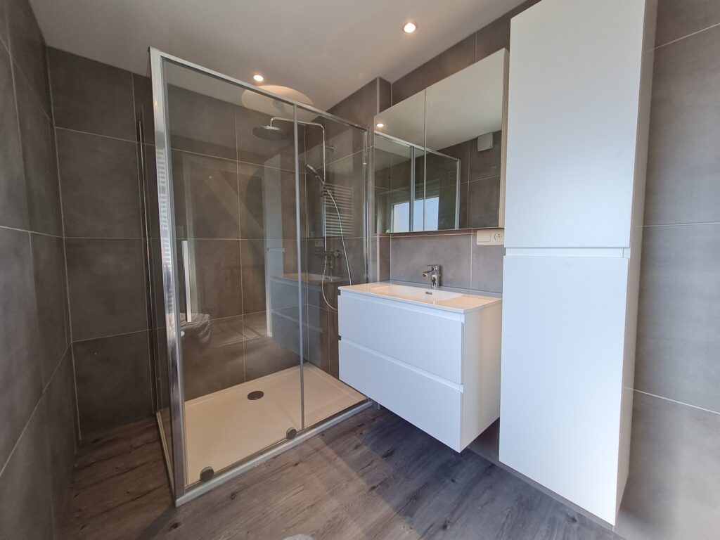 Badkamer voor, tijdens en na 6.11
