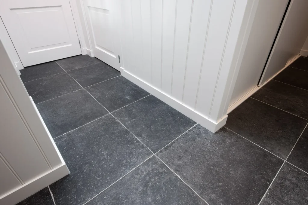Renovatiewerken met vloerafwerking en nauwkeurige plaatsing.